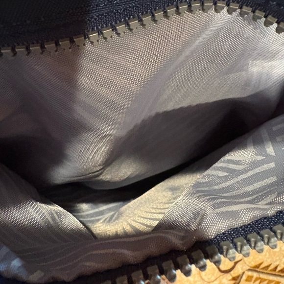 "Kaierwoke" backpack with silver zippers and a circular logo on the front - Picture 5 of 12